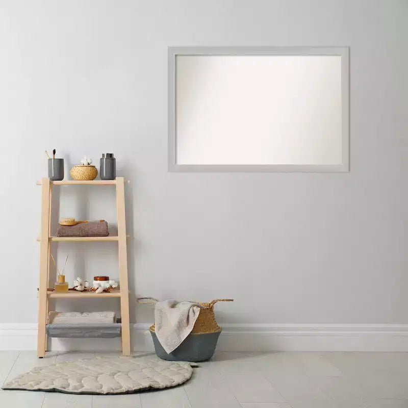 Specchio da parete rettangolare con cornice in legno argentato – Singolo, 38,5" x 26,5"