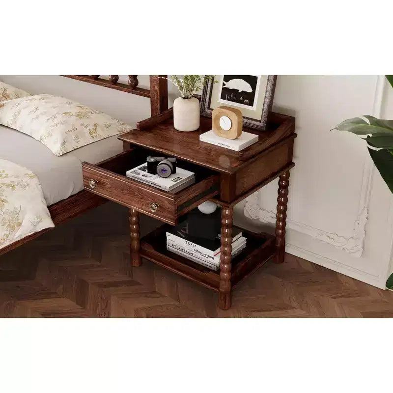 Comodino retrò marrone con cassetto e ripiano aperto, gambe tornite, tavolino da letto per 1 persona