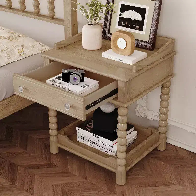 Comodino retrò marrone con cassetto e ripiano aperto, gambe tornite, tavolino da letto per 1 persona