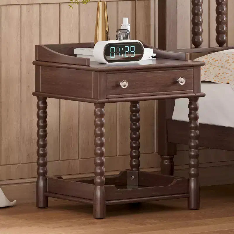 Comodino retrò marrone con cassetto e ripiano aperto, gambe tornite, tavolino da letto per 1 persona