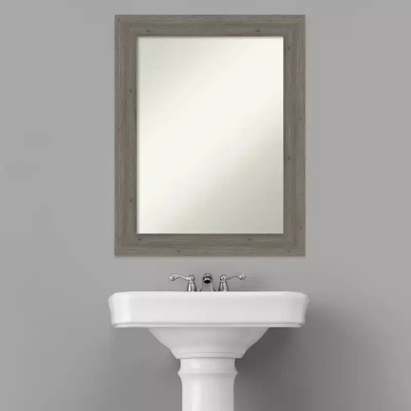 Specchio da parete stretto in legno Fencepost marrone, rettangolare, 1 persona – 28,75" x 22,75"
